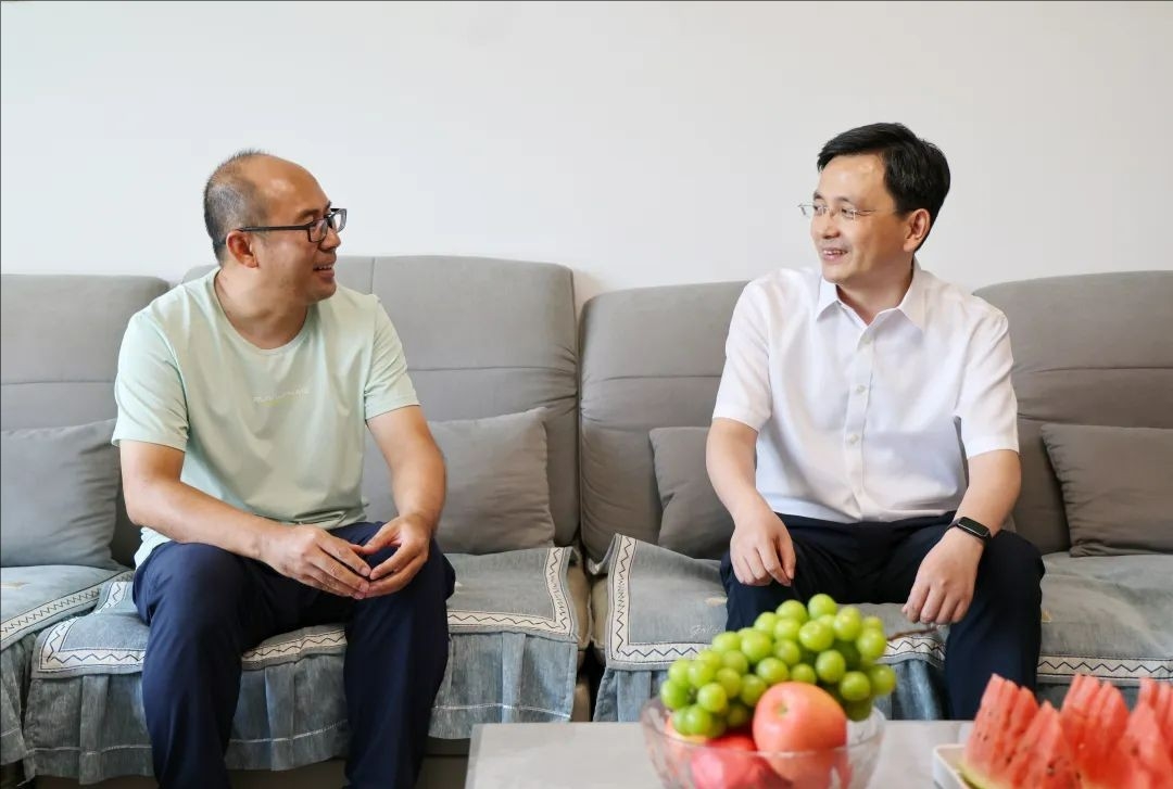 周金星齐海斌走访慰问优秀教师和教育工作者代表