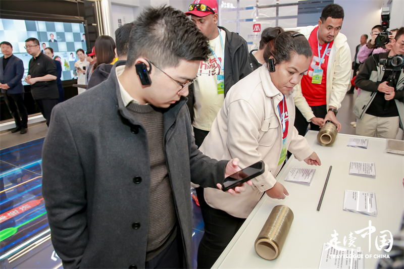 菲律宾《商业镜报》蔡辰威(左)在乌兰察布察哈尔高新技术开发区听取讲解。环球网供图