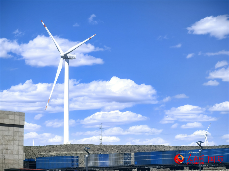 乌兰察布乌兰哈达火山附近的风力涡轮发电机。人民网 杨春燕摄