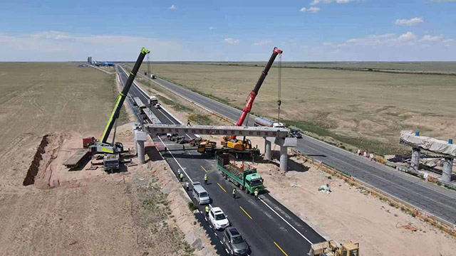 建设中的二广高速。锡林郭勒盟委宣传部供图