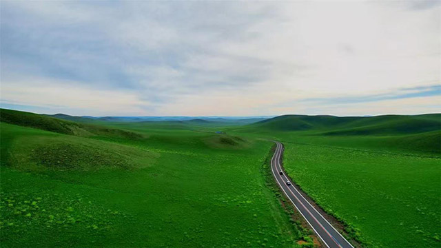 西乌旗境内的99号公路。锡林郭勒盟委宣传部供图
