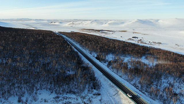 冬日的G331国道。锡林郭勒盟委宣传部供图