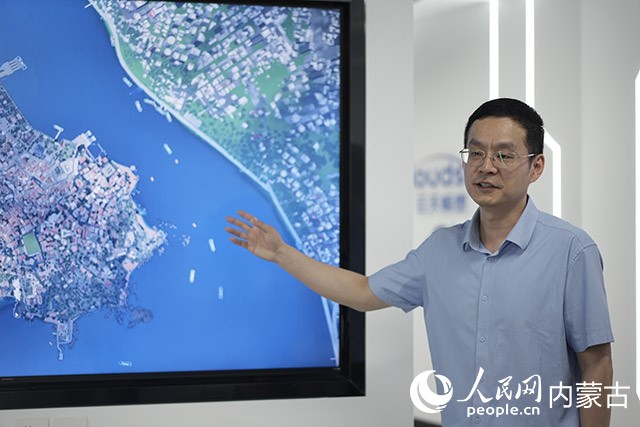 内蒙古玄武智算总经理肖良鹏在介绍元宇宙一期产品。实习生 付华摄