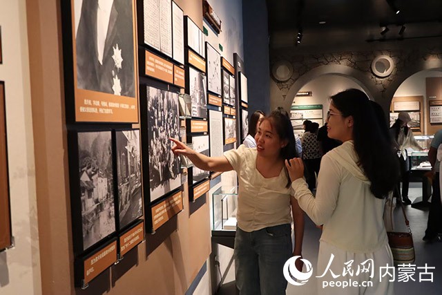 游客参观京绥铁路历史展示馆。实习生 王伊蕊摄