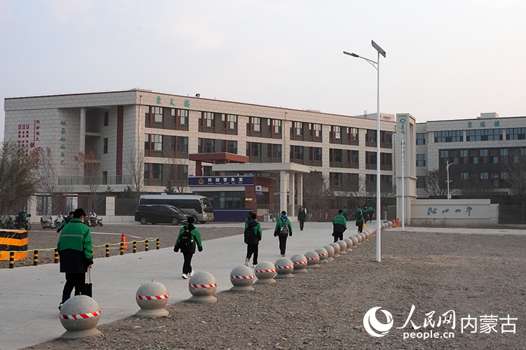 定制公交缓解校园周边拥堵情况，方便学生有序上下学。人民网记者 赵梦月摄