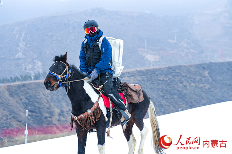 游客骑马滑雪 马鬃山滑雪场供图