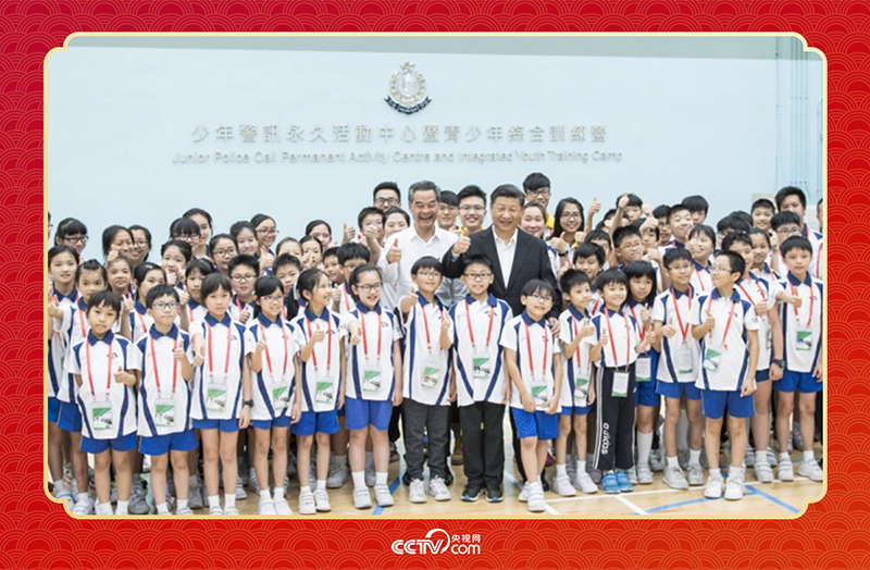 2017年6月30日上午,国家主席习近平来到香港少年警讯永久活动中心暨青少年综合训练营考察,看望正在训练的香港青少年。这是习近平同少年警讯成员合影。