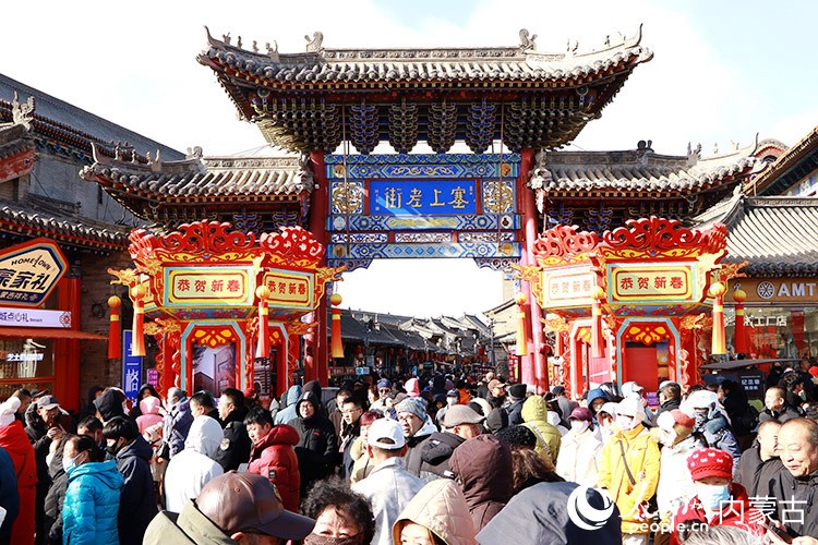 正月初六，塞上老街人流攒动，年味十足。实习生 牛子萌摄