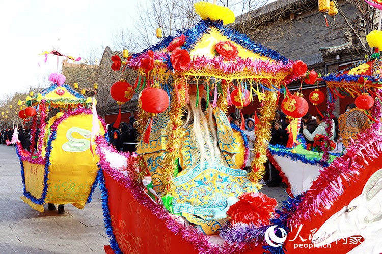 传统民族表演跑旱船。实习生 牛子萌摄
