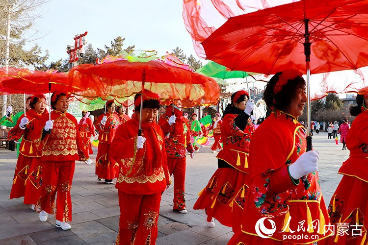 秧歌队拉开呼和浩特新春庙会序幕。实习生 牛子萌摄