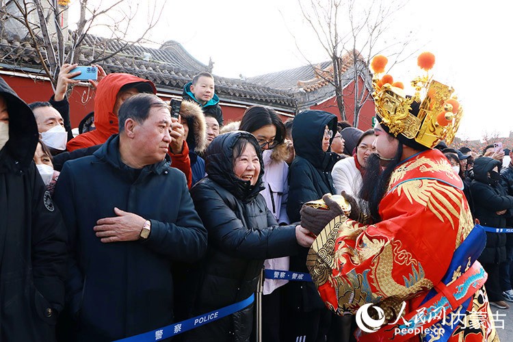 群众现场摸元宝，正月初六迎鸿运。实习生 牛子萌摄