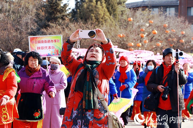 群众用镜头记录马年新春庙会的盛况。实习生 牛子萌摄