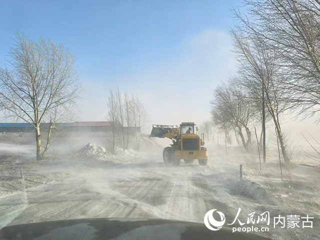 假期期间,兴安盟交通运输部门在省道309线开展清雪。自治区交通运输厅供图