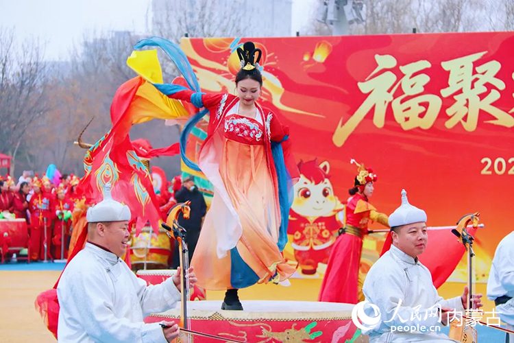 鼓上起舞 歌伴马头琴。赛罕区宣传部供图