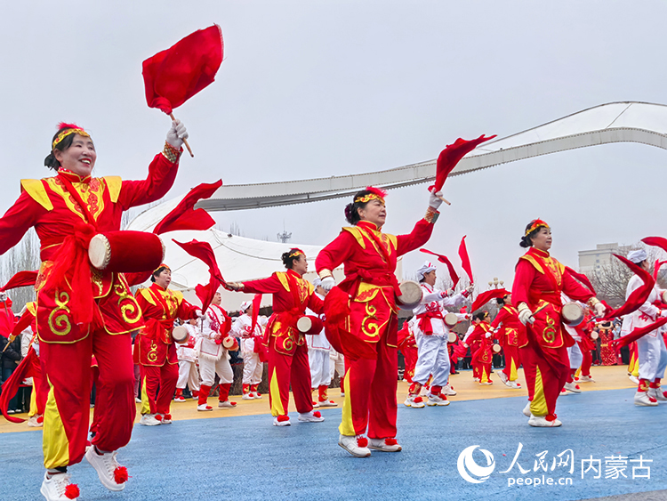 安塞腰鼓队表演传统安塞腰鼓舞。实习生赵爽摄