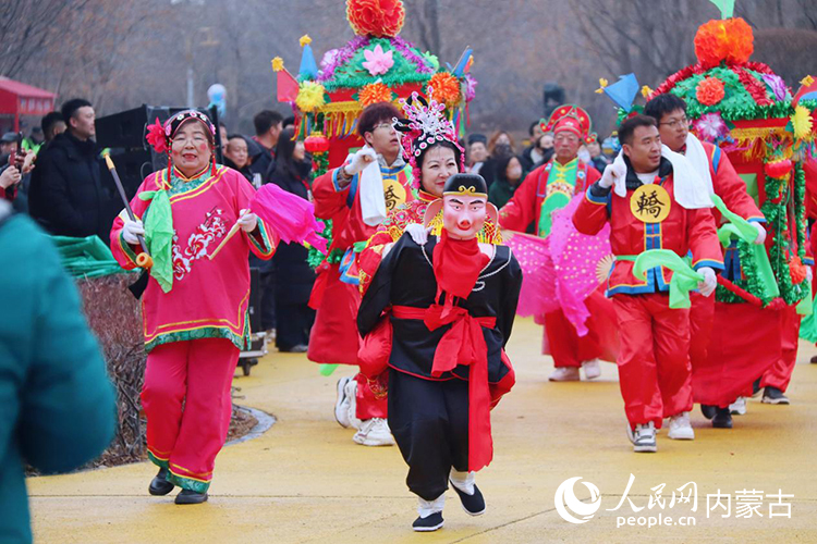 社火表演《猪八戒背媳妇》。赛罕区宣传部供图