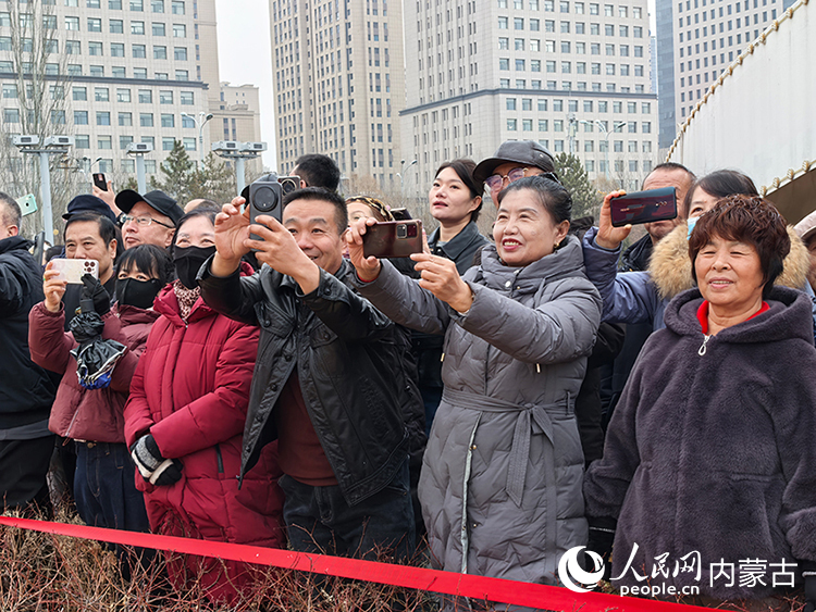 活动现场气氛热烈，市民游客纷纷举起手机留下美好瞬间。实习生 赵爽摄