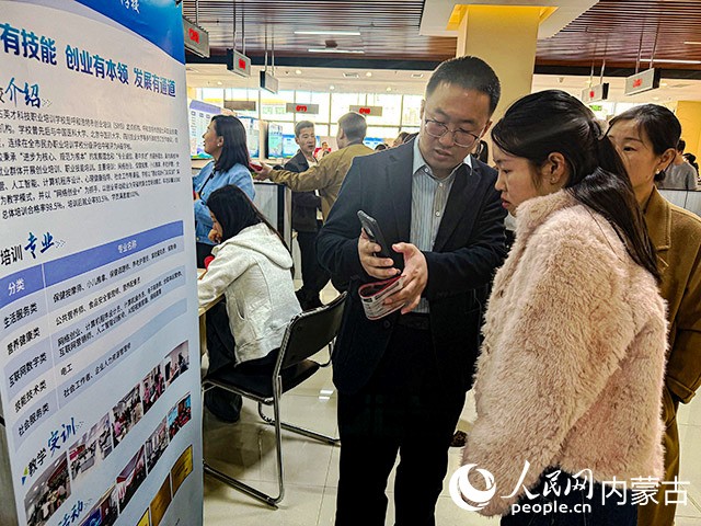 “助力实施‘乐业青城’计划・政协委员在行动”招聘活动现场,企业招聘人员和求职者在交流。人民网记者 张力洋摄