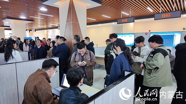 “助力实施‘乐业青城’计划・政协委员在行动”招聘活动现场。人民网记者 张力洋摄