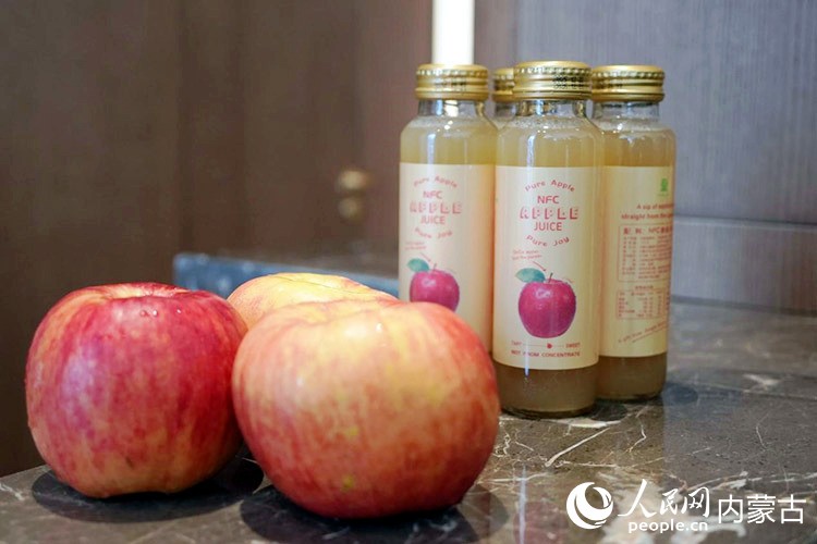 复垦区果园生产的苹果和苹果汁产品甜润入心。人民网记者 寇雅楠摄
