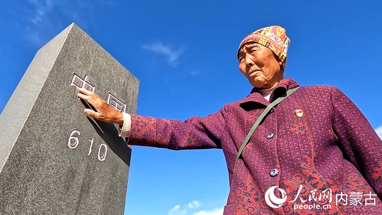 尼玛伸手抚摸界碑。阿拉善盟盟委组织部供图