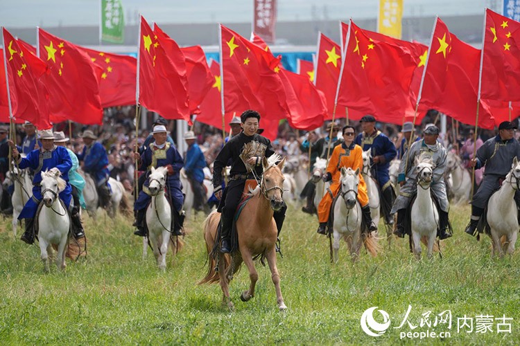 7月18日,内蒙古自治区第36届旅游那达慕在锡林郭勒盟锡林浩特市旅游那达慕风情园拉开帷幕。图为阿如那和国旗方阵在场内。组委会供图
