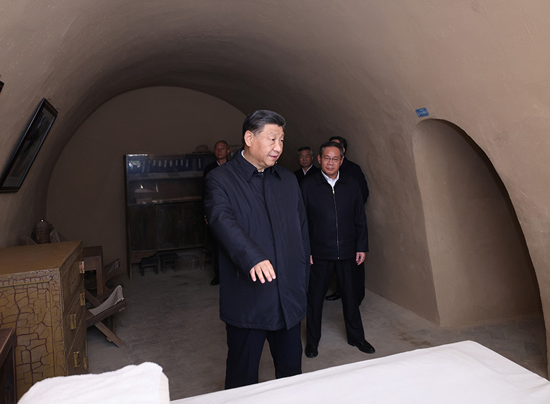 2022年10月27日,习近平总书记在杨家岭参观毛泽东旧居。