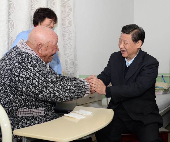 2013年12月28日,习近平总书记在北京市海淀区四季青敬老院看望五保老人刘岐时同他握手交谈。