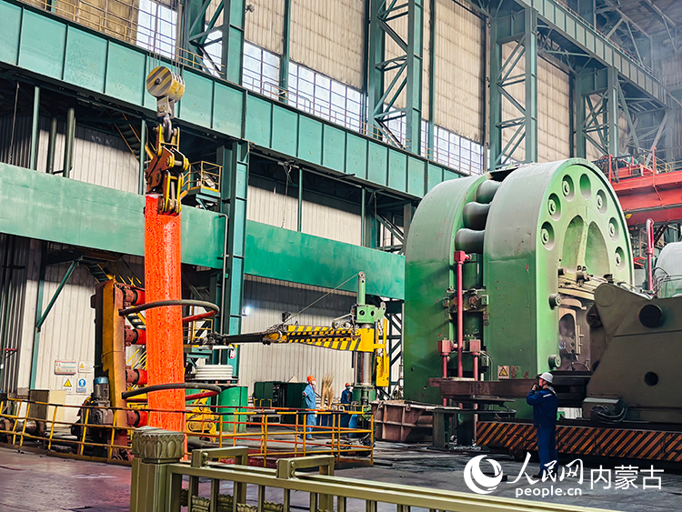 经挤压成型的钢管。人民网记者 张聿修摄