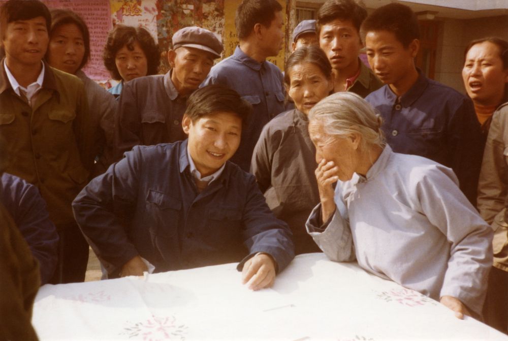 1983年，时任河北正定县委书记的习近平临时在大街上摆桌子听取老百姓意见。　