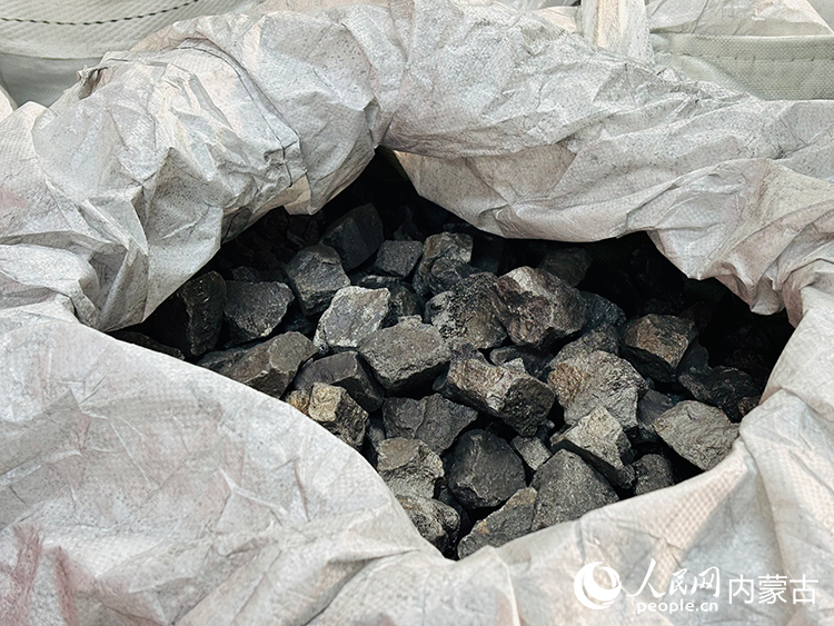 远景包头绿色金属冶炼基地生产的硅锰合金。人民网记者 张聿修摄