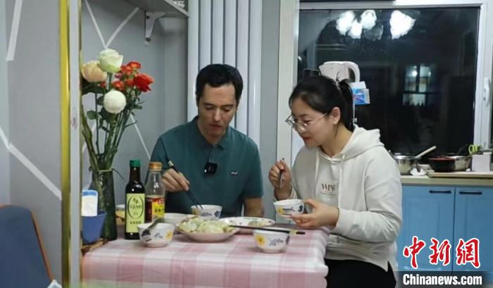 图为岑希和他的妻子共进晚餐。　受访者供图